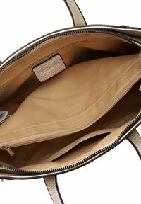 Borsa grande con un design strutturato, caratterizzata da un esterno testurizzato crema, foderatura interna dorata e numerosi scomparti, incluso una tasca con zip.