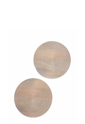 Due tovagliette rotonde color cuoio intrecciate con motivi circolari concentrici su sfondo bianco.