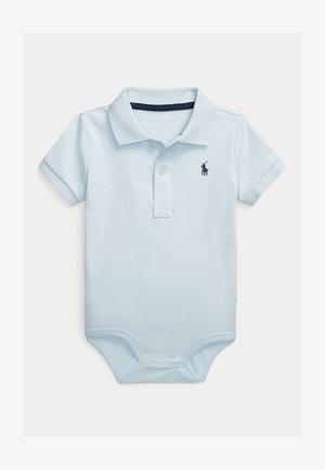 Bodysuit em azul claro, com mangas curtas, placket de dois botões e logótipo azul-marinho no lado esquerdo do peito; material em algodão macio com textura suave.