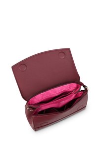 Burgunderfarbene Lederhandtasche mit einem Klappenverschluss, der ein rosafarbenes Innenfutter zeigt, zwei Fächer und passende Reißverschlussakzente hat.