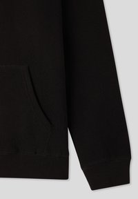 Manica di felpa nera e tasca frontale con polsini e orlo a costine su uno sfondo grigio chiaro.