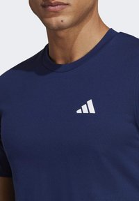 adidas Performance ESSENTIALS FEEL READY - Sportfelső - dark blue/white