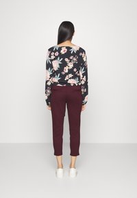 Vero Moda Petite VMEVA PAPERBAG - Calças - winetasting