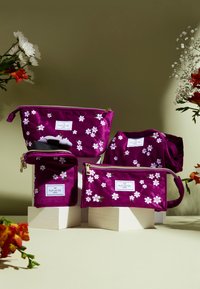 The Flat Lay Co. MARSHMALLOW FLAT LAY MAKEUP BOX BAG - Trousse de toilette - plum daisy
