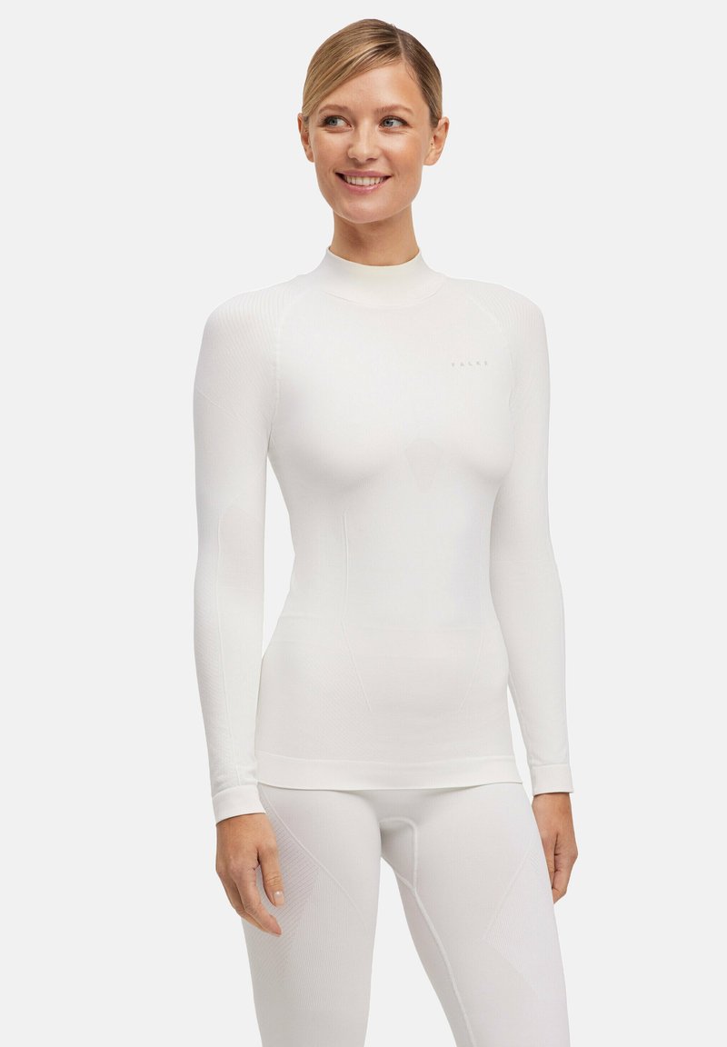 Top a maniche lunghe bianco, realizzato in materiale elasticizzato. Texture liscia con leggere righe e colletto alto. Logo del marchio sul petto.