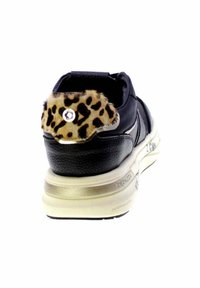 Sneaker nera con pelle testurizzata, dettaglio in pelo leopardato sul tallone, particolare in metallo argentato e suola beige spessa.