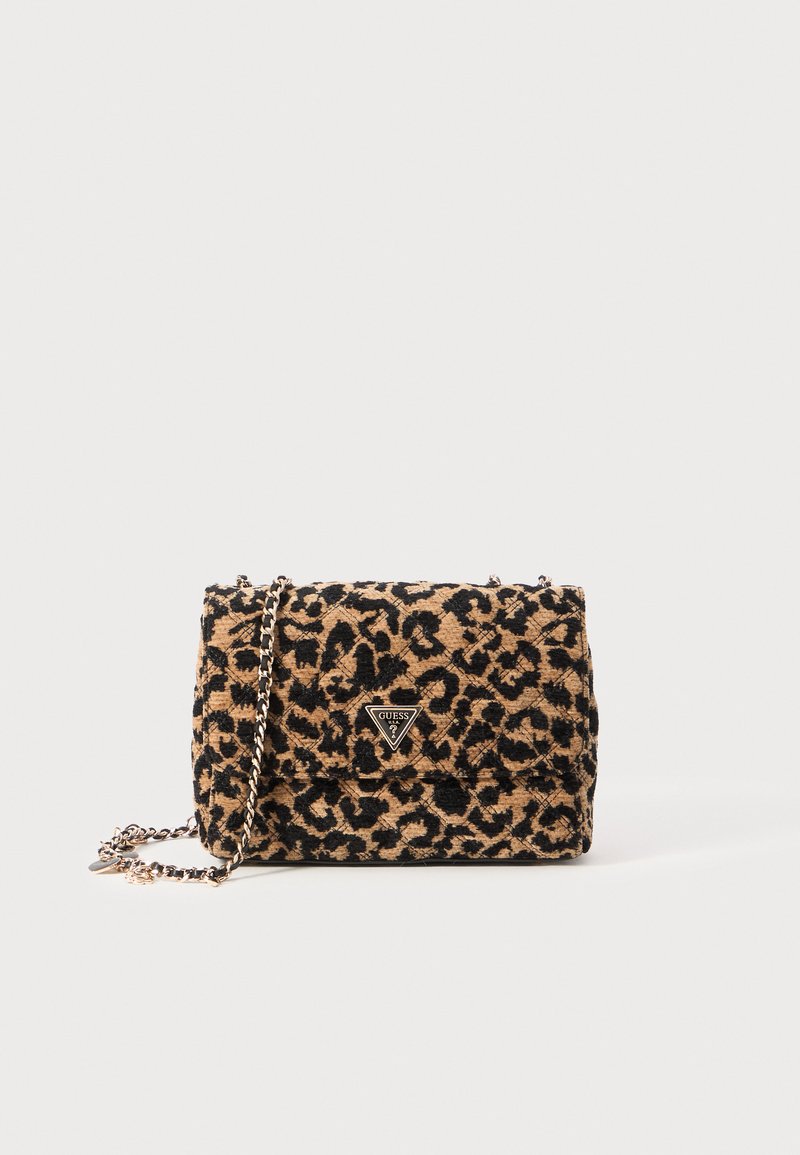 Leopárd mintás kézitáska sárgásbarna és fekete anyagból, fedélzárással, fém láncos pánttal és márkás háromszög logóval az elején.