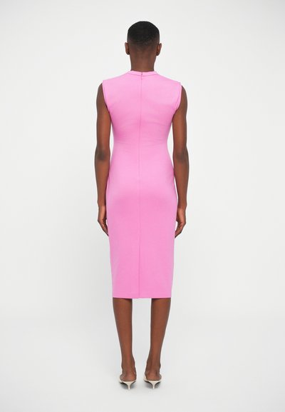 Růžové šaty s úzkým střihem, bez rukávů, s délkou ke kolenům a zadním zipem. Hladká textura a čistý silueta.