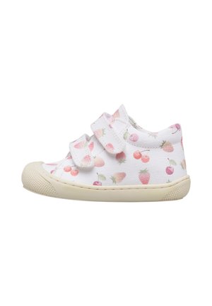Scarpa bianca per bambino piccolo con motivi di frutta rosa e rossa, due cinturini in Velcro e suola e punta in gomma beige.