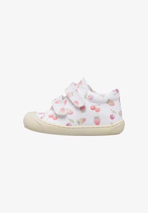 Scarpa bianca per bambino piccolo con motivi di frutta rosa e rossa, due cinturini in Velcro e suola e punta in gomma beige.