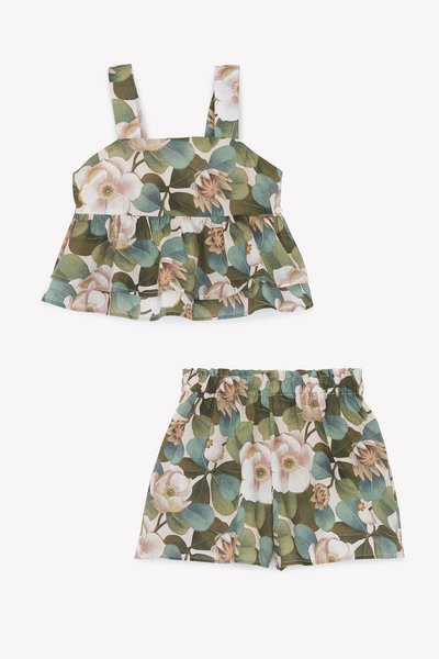 Blumiges Tanktop mit dünnen Trägern, fransigem Saum und Farben in Grün, Pink und Creme. Passende Shorts mit elastischem Bund und ähnlichem Blumenmuster.
