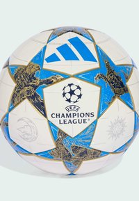 Hvid UEFA Champions League fodbold med blå stjerner, guld dyreillustrationer og et stort blåt Adidas-logo.
