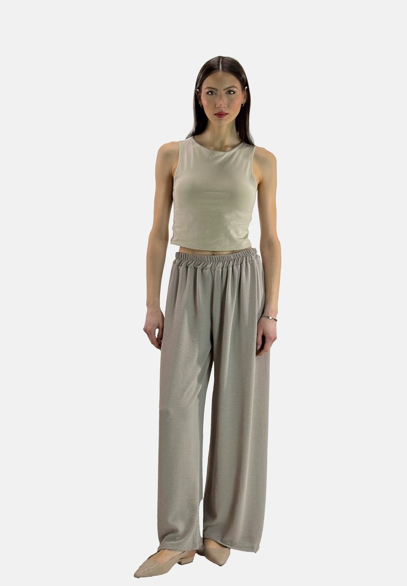 Lichtbeige mouwloze top, gecombineerd met losse, lichtgrijze, elastische taille wijdpijpen. Zachte stof en subtiele textuur.