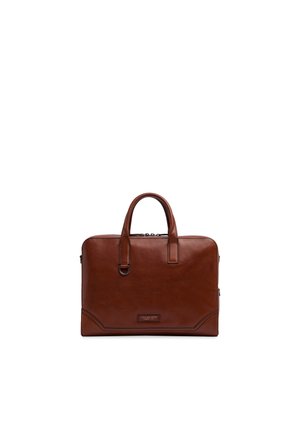 Borsa ventiquattrore in pelle marrone con due manici, chiusura con cerniera e piccolo dettaglio ad anello metallico sulla parte anteriore, sfondo semplice.