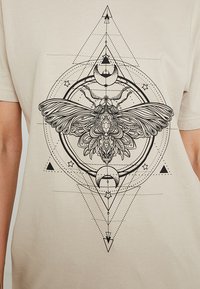 Mister Tee MOTH  - T-shirts print - sand