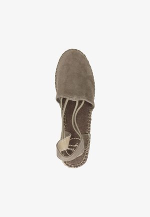 Tammepätsist espadrille kingad taupe värviga, millel on elastsed külgrihmad ja kudumise jute tallad. Omab tekstuurset pruunist sissetallat, millel on logo detailid.