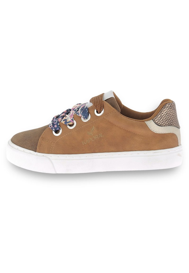 Sneaker in suede marrone con design floreale in pizzo, dettagli in beige testurizzato, punta rotonda e suola in gomma bianca con dettagli di cucitura.