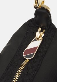 Tommy Hilfiger POPPY SMALL TOTE - Håndtasker - black