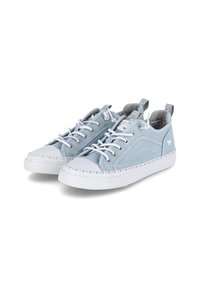 Himmelblaue Leinenschuhe mit weißen Gummisohlen, ausgestattet mit Schnürsenkeln, einer gemusterten Zehenkappe und kontrastierenden Akzenten an der Seite und der Ferse.