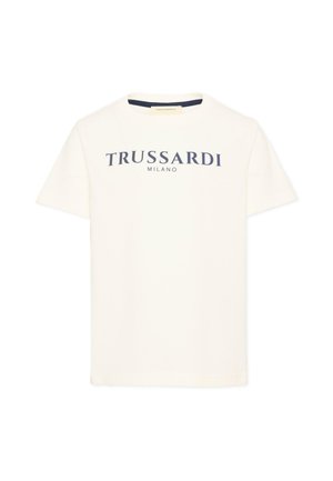 T-shirt blanc à manches courtes avec "TRUSSARDI MILANO" imprimé en grandes lettres bleu foncé sur la poitrine.