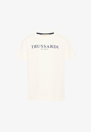 Witte T-shirt met korte mouwen met "TRUSSARDI MILANO" gedrukt in grote donkerblauwe letters over de borst.