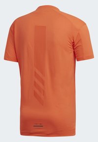 Orange atletisk t-shirt lavet af let materiale, med et vertikalt tekstureret stribedesign og tre striber som accent på ryggen.
