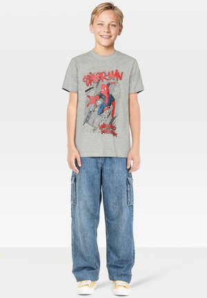 Grå bomuld t-shirt med en Spider-Man grafik i rød og blå, kombineret med lyseblå cargoshorts og gule sneakers.