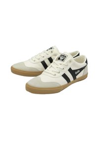 Sneaker in tela bianca con righe nere e accenti in suede grigio chiaro, dotati di suola in gomma e design con lacci. Logo Gola visibile.