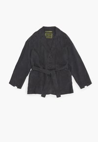 Chaqueta de ante negra con solapa, dos bolsillos frontales, cierre de botón y cinturón en la cintura para un ajuste ajustable. Textura suave y diseño relajado.