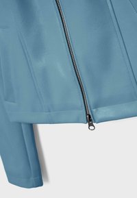 Svetlomodrá kožená bunda so strieborným zipsom čiastočne rozopnutým a s prešitým vreckom na neutrálnom pozadí.