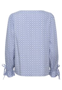 Blusa azzurra chiara con motivo geometrico bianco, maniche lunghe con polsini arricciati e dettagli con fiocco, caratterizzata da un ampio scollo e una vestibilità comoda.