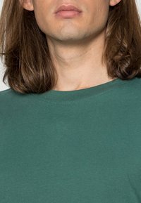 Weekday RELAXED - T-shirt básica - green