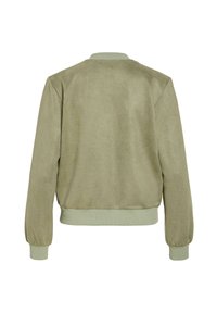 Oliwkowa zamszowa kurtka bomber z prążkowymi mankietami, kołnierzem i pasem, pokazana od tyłu na białym tle.