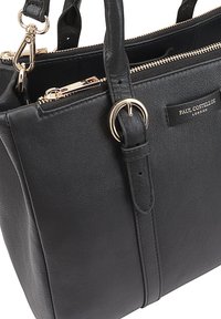 Zwarte leren handtas met gouden hardware, dubbele bovenhandvatten, een ritsluiting en een logo-plaatje. Soepele textuur met gestructureerd ontwerp.