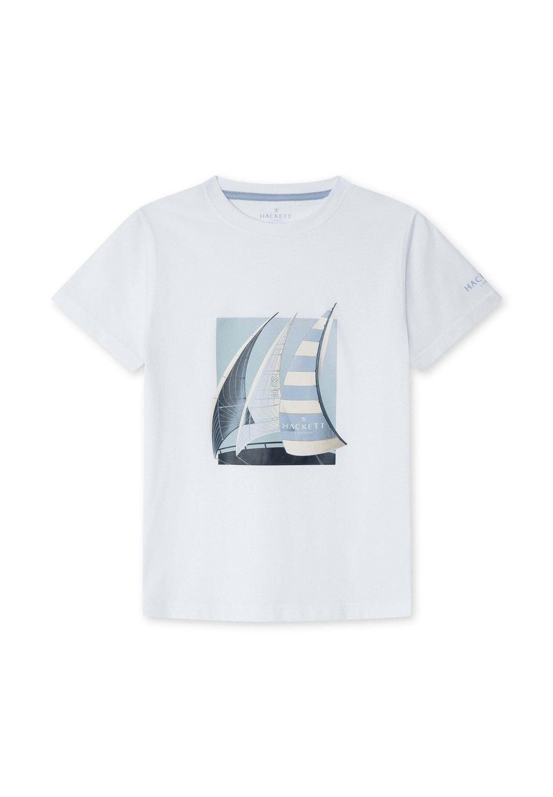 T-shirt en coton blanc présentant un graphique de voiliers dans des tons de bleu, avec un design carré et le texte de la marque "HACKETT" sous l'image.