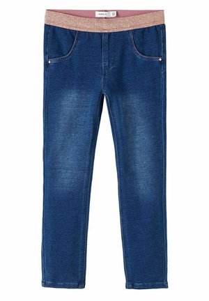 Denimlignende bukser med en mørkeblå nuance, der har et fleksibelt pink og glitrende bælte, to forlommer og en tætsiddende pasform.