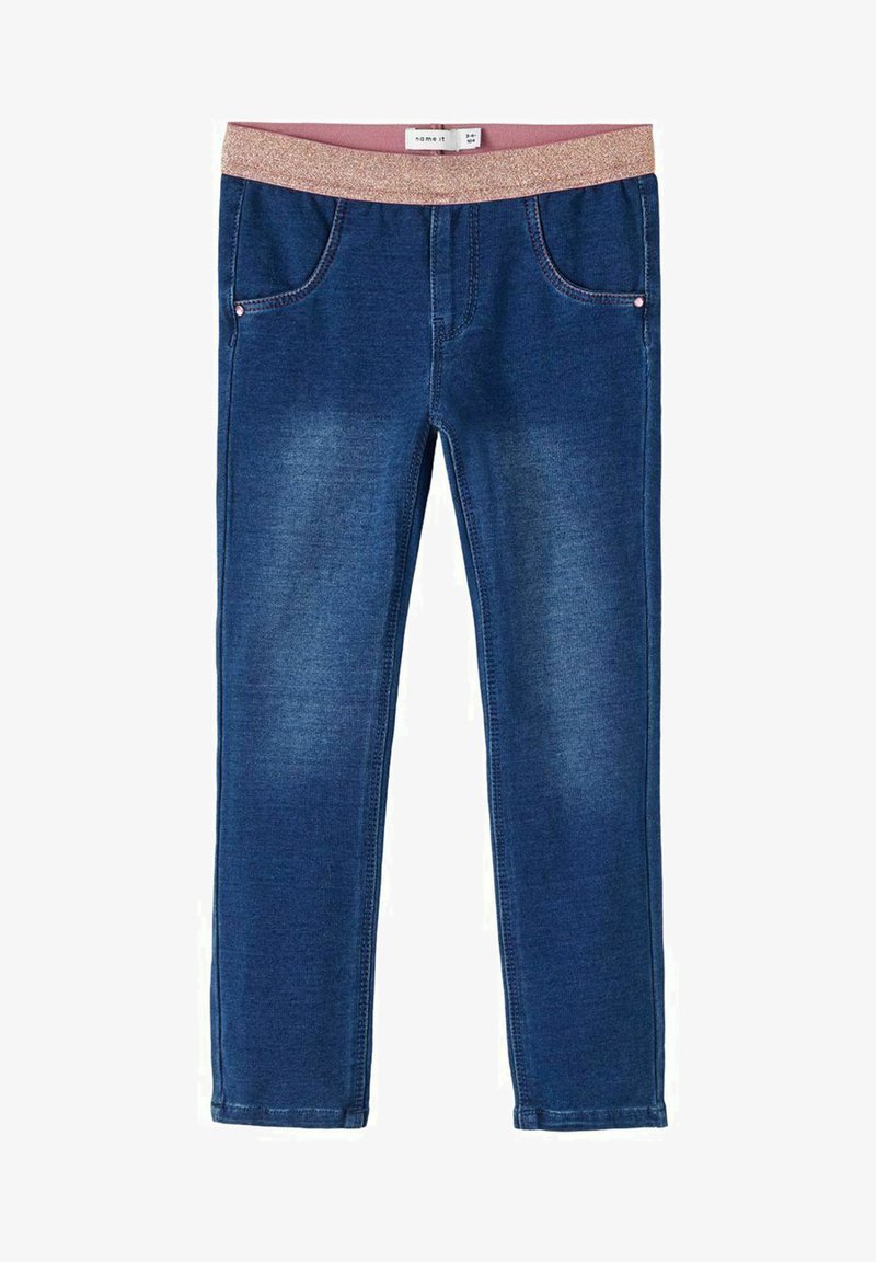 Pantalones de estilo denim en un tono azul oscuro, con una cinturilla flexible de color rosa y brillante, dos bolsillos frontales y un diseño ajustado.