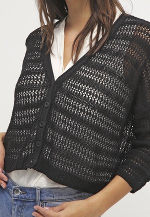 Cardigan noir, court, fabriqué en tissu à maille ouverte avec un motif rayé, doté d'une fermeture à boutons et de manches trois-quarts.