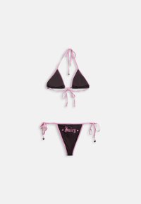 Bikini triangle noir avec bordure rose et liens, pièce inférieure ornée du texte "Juicy" et de petits charms en forme de cœur sur les cordons.