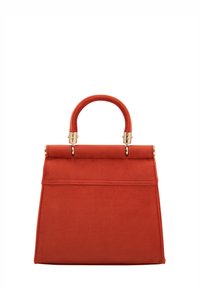Crvena suede torba strukturiranog oblika. Ima gornju ručku, zlatne metalne detalje i jedan prednji džep. Glatka tekstura.