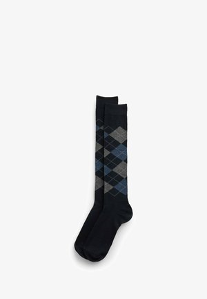 Schwarze, kniehohe Socken mit einem Rautenmuster in Dunkelgrau und Blau, mit einer glatten Textur und einem einfarbigen schwarzen Abschnitt am Fuß.