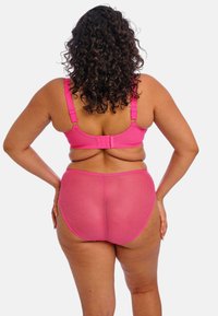 Růžová podprsenka a kalhotky s vysokým pasem a jemnými detaily z síťoviny, s nastavitelnými ramínky a zapínáním na háček a očko na zadní straně.