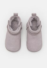 UGG BABY CLASSIC ULTRA MINI UNISEX - Első cipők - lilac
