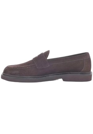 Donkerbruine suède loafer met lage hak, afgeronde neus en mocassin-stiksels langs de voorzijde van het bovenwerk.