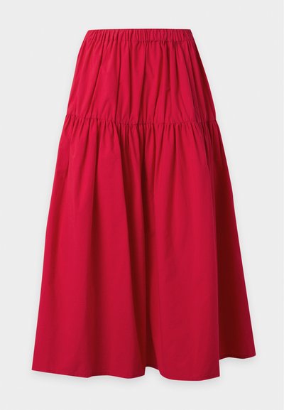 Jupe midi rouge à étages avec taille élastique froncée et tissu ample et fluide.