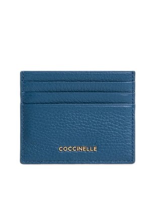 Portacarte in pelle blu texturizzata con tre scomparti per carte e logo dorato "COCCINELLE" centrato in basso.