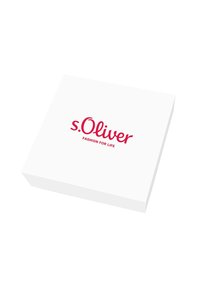 Caja rectangular blanca con un acabado brillante, que presenta el logotipo rojo "s.Oliver" y el subtítulo "FASHION FOR LIFE" en la parte superior. Diseño sencillo, sin más detalles.