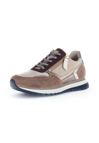 Sneaker met een mix van beige suède en leer, bruine accenten, metalen ritsdetail, patroon veters en een gevoerde zool voor comfort.