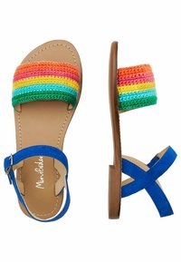 Moniväriset virkatut sandaalit, joissa on oranssi, vaaleanpunainen, keltainen, vihreä ja sininen raita, sininen mokkanahkainen nilkkahihna ja ruskea pohja.