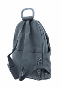 Sac à dos gris avec un extérieur texturé, des bretelles ajustables et une poignée sur le dessus. Comprend une poche latérale et une fermeture éclair robuste.